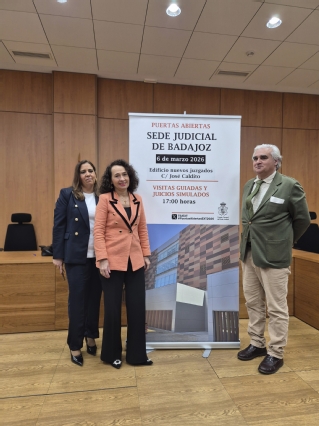 La presidenta María Félix Tena Aragón junto al cartel de las Jornada de Puertas Abiertas 